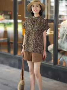 เสื้อเชิ้ตผู้หญิงแขนสั้นพิมพ์ลายฤดูร้อนปี 2025 ทรงหลวมสบาย ๆ สบาย ๆ หรูหรา เสื้อเชิ้ตคอตตอนสีอ่อนสำหรับใส่ทำงาน