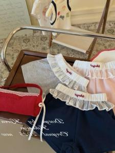 กางเกงขาสั้นผ้าตาข่ายระบายอากาศสำหรับเด็กผู้หญิงในช่วงฤดูร้อนปี 2025 ดีไซน์ใหม่ สวมใส่สบาย ดีไซน์เก๋ไก๋ เหมาะกับทุกโอกาส