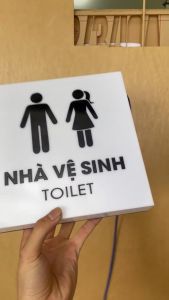 Bảng wc nam nữ có đèn led hàng có sẵn.