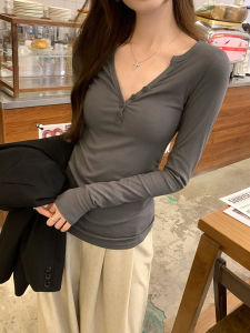 เสื้อยืดแขนยาวทรงเข้ารูปสำหรับผู้หญิง คอวี ทรงสลิมฟิต เสื้อชั้นในฤดูใบไม้ร่วง เสื้อชั้นในสไตล์เกาหลี เสื้อชั้นในลายดอกไม้