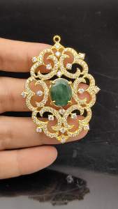 จี้พลอยมรกตแซมเบีย (Colombian Emerald)ล้อมเพชร CZ ตัวเรือนเงินแท้ 92.5 % ชุบทองคำ สินค้ามีใบรับประกันจากทางร้านค้า