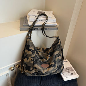 กระเป๋าสะพายข้างผู้หญิงทรงสี่เหลี่ยมด้านเท่าลายทหารความจุขนาดใหญ่สำหรับเดินทางแบบลำลองปี 2025 กระเป๋าสะพายข้างแบบสะพายข้างแบบลำลอง