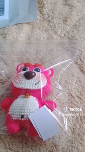 Móc khóa bé đậu đỏ đội nón vịt bằng len