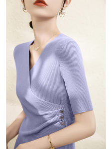เสื้อยืดไหมน้ำแข็งคอวีแขนสั้นผู้หญิงทรงสลิมฟิตดีไซน์กระดุมด้านข้างดีไซน์แฟชั่นฤดูร้อนสีม่วงสไตล์ฝรั่งเศส
