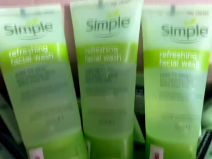 Sữa rửa mặt Simple Refreshing Facial Wash 50ml dịu nhẹ sạch sâu không xà phòng cho da nhạy cảm