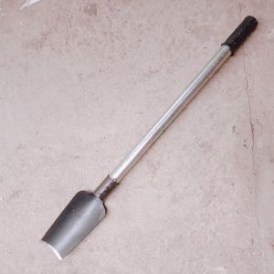 Thuổng đào đất bấng cây làm bằng thép nhíp ô tô có cán dài 55cm