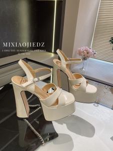 ผู้หญิง รองเท้าส้นสูง 15 ซม. 2024 สไตล์ใหม่แพลตฟอร์มกันน้ําขนาดเล็ก สีขาว รองเท้าแตะส้นหนาหัวเข็มขัด ทันสมัย และสง่างาม