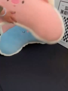 หมอนตุ๊กตารูปหมูสีชมพูน่ารักนี้มีขนาดยาว เหมาะสำหรับเด็กผู้หญิง สามารถใช้กอดขา รองเอว หรือใช้เป็นของเล่นตุ๊กตาก็ได้