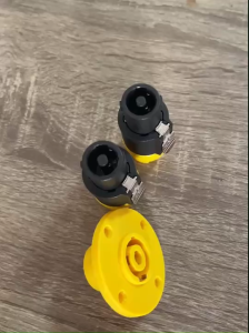 สเปคคอนSpeakonปลั๊กแจ็คต่อลำโพง ปลั๊กสเปคคอนตัวผู้ แบบหมุนล็อค สำหรับต่อสายลำโพง สีเหลือง (แพ็ค ตัวผู้2ตัว+เมีย2ตัว)