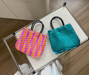 กระเป๋าถือผ้าสะท้อนแสงสีสันสดใส กระเป๋าสะพายไหล่แบบลำลองสำหรับงานวันเกิด กระเป๋าสะพายข้างแบบสะท้อนแสงสีสันสดใส สไตล์เกาหลี CLOTHOM