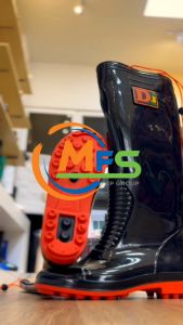 รองเท้า บูทสีดำ บูทดำยาวผูกเชือก รองเท้า บูทกันน้ำ DiHitech รุ่น 1920 รองเท้า บูทยาง บูท บูทยาวชาวนา สีดำพื้นส้ม ความสูง 19 นิ้ว