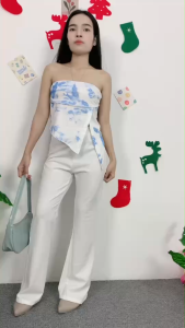 ชุดเซ็ตแฟชั่น เสื้อเปิดไหล่+กางเกงยีนส์ขาบาน ทรงกระชับ สวมใส่สบาย