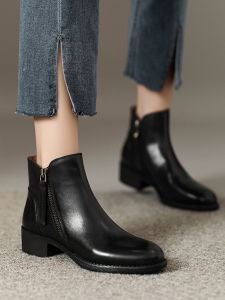 ของแท้ หนัง รองเท้าบูทสั้นย้อนยุค ผู้หญิง ลำลอง สบายหัวกลมส้นหนาส้นเตี้ยเชลซีคู่ ซิป รองเท้ามาร์ตินรองเท้าเปลือย