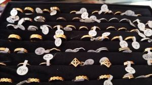 Nhẫn kiểu nữ nhẫn titan vát kim cương lớn