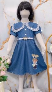 Dress Jeans Labubu Anak Perempuan Usia 3-9 Tahun | Pakaian Viral Anak Cewek Dress Denim Motif Labubu Lengan Pendek Kembung Variasi Krah Rempel Renda Full Kancing Free Belt Lucu | Dress Jeans Labubu Renda Anak Cewek Model Terbaru | Cod