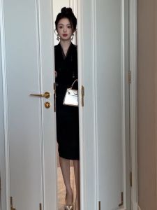 ZYHT EraVogue เดรสผู้หญิง เดรสสีดำ เดรสคอวี เดรสผ้าเลื่อม เดรสทำงาน เดรสไฮโซ เดรสวินเทจ เดรสออกงาน เดรสปาร์ตี้ ชุดราตรี 51135