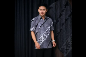 Batik Couple Pasangan Keluarga Ayah Ibu Anak Laki Perempuan Suami Istri Sepasang Modern Lavender Abu