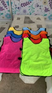 เสื้อซ้อมกีฬา เสื้อเอี้ยมกีฬา ชุดซ้อมกีฬาแบบทีม ผ้าโพลีเอสเตอร์สวมหัว