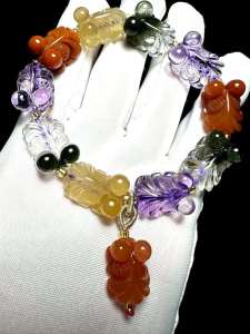 天然水晶 手链  The best natural crystal Dobby goldfish bracelet is beautifully carved crystal transparent this bracelet is carved by red crystal yellow rabbit hair green ghost amethyst wearing a rainbow every year has a single size: 191x3x9mm