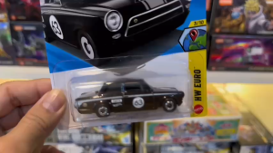 Mô Hình Xe Kim Loại Lotus Cortina Màu Đen 67/250 - HW Euro (Tỷ Lệ 1:64)
