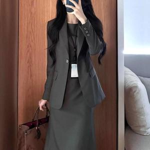 ชุดสูทสีเทาสำหรับผู้หญิง ชุดสูทลำลอง สไตล์ธุรกิจ สไตล์ทำงาน ชุดสองชิ้น เสื้อและกางเกง กางเกงขายาว เสื้อเชิ้ต