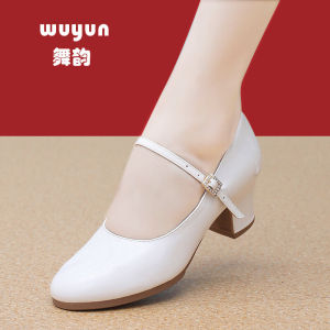 รองเท้าเต้นรําสีขาวฤดูใบไม้ผลิและฤดูใบไม้ร่วงสําหรับผู้หญิงที่มีรองเท้าส้นสูงปานกลางและหนังสิทธิบัตรด้านล่างนุ่มสําหรับการเต้นรําแบบสแควร์และการเต้นรําละติน