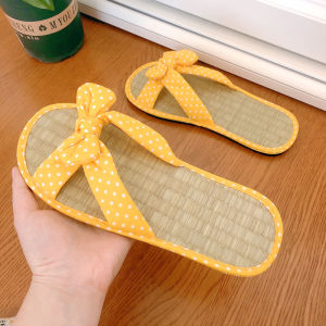 รองเท้าแตะผู้หญิงสไตล์ญี่ปุ่นที่ทำจากใบไม้ไผ่ รองเท้าแตะแบบมีพื้นแบน รองเท้าแตะแบบมีโบว์ผีเสื้อสำหรับฤดูร้อน รองเท้าแตะที่ระบายอากาศได้ดี LA12