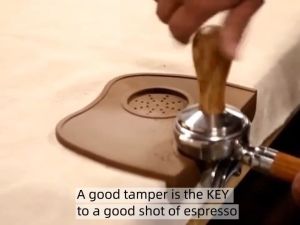 【สินค้าพร้อมส่ง】LaHome Coffee Tamper Mat ยางรองแทมเปอร์ แบบเข้ามุมโต๊ะ มีช่องวางแทมป์เปอร์ ยางรองโต๊ะกดกาแฟ ยางรองกดกาแฟ