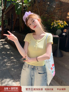 เสื้อยืดคอกลมแขนสั้นสีเหลืองทรงเข้ารูปสำหรับผู้หญิง ฤดูใบไม้ผลิและฤดูร้อน 2025 เสื้อผ้าทำงานสไตล์เกาหลีแบบลำลอง