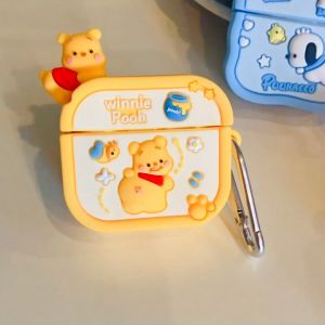 เคสแอร์พอดสาม หนึ่งๆ ของ Lots-O Kuromi พร้อมเป้าหมายที่เกี่ยวข้องกับ Winnie The Pooh, Pochacco, Stitch, Starbucks, Marshall, Nintendo