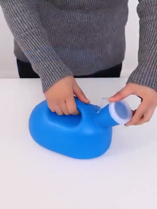 กระบอกปัสสาวะชายพลาสติก 2000ml กระบอกฉี่ ผู้ป่วยชาย โถฉี่พลาสติก PE ทนทาน