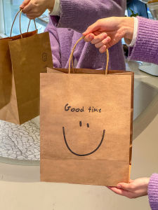 Large Size Happy Face Kraft Paper Bag Bread Cake Baking Packaging Food Bag Trendy Handheld Bag for Baking DIY Pastry Packaging