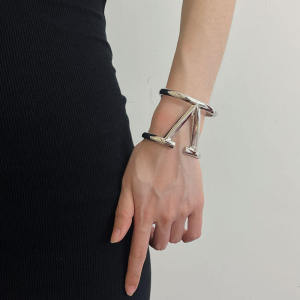 สร้อยข้อมือโลหะหนาแบบเปิดตัว V ขนาดใหญ่ สร้อยข้อมือคู่รักหรูหรา โลหะผสม ทองแดง ทองแดงชุบทอง ทองแดงชุบทอง