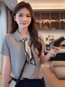 เสื้อยืดคอโปโลผ้าไหมน้ำแข็งสีเทา ทรงหลวม แขนสั้น ทรงสลิมฟิต สำหรับผู้หญิง ฤดูร้อน 2025 คอลเลกชั่นใหม่ ผ้าฝ้ายผสมโพลีเอสเตอร์