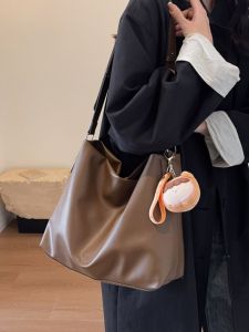 กระเป๋าทรงหีบแบบหนังนิ่มขนาดใหญ่สำหรับผู้หญิง กระเป๋าสะพายไหล่ข้างเดียว กระเป๋าถือสำหรับเดินทางในฤดูใบไม้ร่วงและฤดูหนาว กระเป๋าถือแบบลำลอง