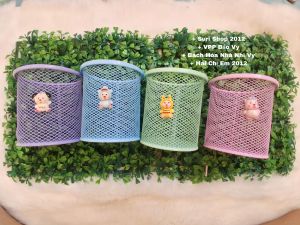 Hủ đựng cắm bút kim loại phủ sơn màu pastel gắn charm hoạt hình dễ thương ( loại 1 dày đẹp )