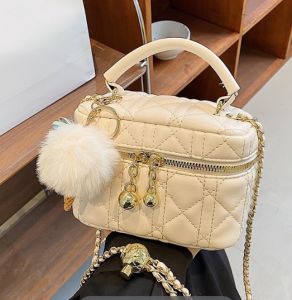 IELGY Worn cross-body small square bag summer new versatile texture stylish furball rhomboid chain tote