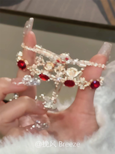 Red Zircon Four Leaf Clover Bracelet Luxury Sensation Snake Design New Year Gift Jewelry Fashionable Retro Court Style Alloy