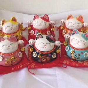 WHL 招财猫 Lucky Cat  Fortune Lucky Cat Home Decor 电动招财猫摇手 招财猫生意兴隆 财源滚滚 事业发达 feng shui风水摆设品 新年装饰品摆件