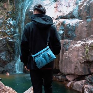 คลิกที่นี้เพื่อเรียนรู้เกี่ยวกับกระเป๋า Arctic Hunter (K00535) สำหรับผู้ชาย/ผู้หญิง ที่มีรูปร่างกระเป๋าสะพาย และผ้าใหม่กันน้ำ น้ำหนักเบามาก