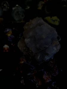 高品原矿闪晶✨bling bling💯天然原矿原石白水晶 晶簇上二次结晶结满软糖满天星✨ 观赏原石🔮 🆓附送实木底座 白水晶高height: 15cm 宽width: 11cm x 7.5cm 重weight: 1.25kg 总高total height: 18.5cm 底座宽wood base width: 14cm x 11cm 重weight: 2kg 📍Johor Bahru 区可自行取货或邮寄服务 High-quality raw ore sparkling crysta