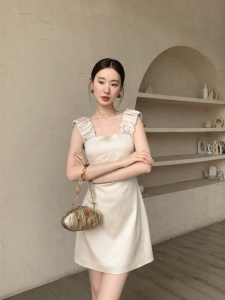 XXNING | Đầm Ôm Phong Cách Pháp Có Dây Rộng Và Nếp Nhăn