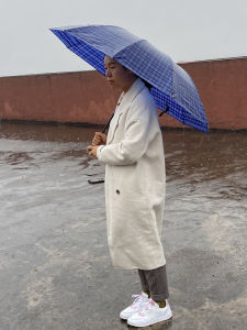 ร่มกันฝนขนาดใหญ่สองชั้นสำหรับใช้ในบ้านสำหรับผู้ชายและผู้หญิง ร่มกันฝนแบบพับได้ ร่มกันฝนแบบสามชั้น ร่มกันฝนแบบมีโครงเหล็ก ร่มกันฝนแบบมีลายสก็อต