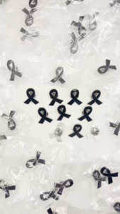 เข็มกลัดไว้อาลัยโบว์ดำ 2 เซนฯ เนื้อผ้าสวย ติดง่าย มุมโค้งสวยงามเหมาะแก่การรำลึก