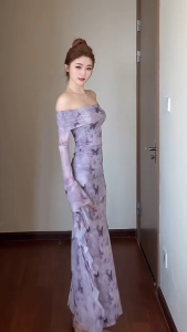 เดรสยาว สีม่วง ไหล่พับลงได้ ทรงเอ แขนกระดิ่ง ผ้าตาข่าย ซีทรู พิมพ์ลายกราฟิก สม็อคลำตัว กระโปรงผ่าข้างแต่งระบาย มีซับในครึ่งตัว Dress ชุดไปงานพรอม #8163