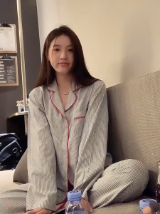 Set Piyama Nyaman/Baju Tidur Sutra Wanita Lengan Panjang Bergaris Gaya Korea Pakaian Rumah yang Lucu