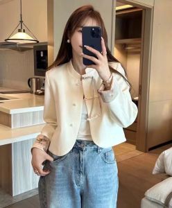 เสื้อแจ็คเก็ตสั้นคอตั้งสไตล์จีนใหม่สำหรับผู้หญิง แขนยาว ปุ่ม ผ้าฝ้ายผสม ทรงหลวม ฤดูใบไม้ผลิ 2024 เสื้อผ้าทำงาน