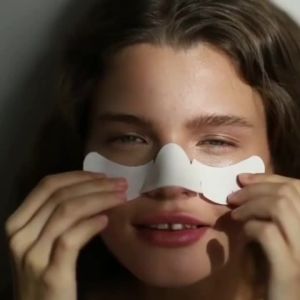 แทททูติดหน้า คริสต์มาส รอยสักชั่วคราว ตกแต่งหน้า ดวงตา สีทอง ผีเสื้อ ดาว กันน้ำ กันเหงื่อ ลายสักปลอม สไตล์ยุโรปและอเมริกา tattoo