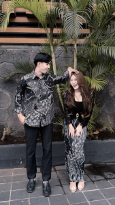 Baju kemeja batik couple keluarga dengan rok plisket batik wanita terbaru couple batik modern