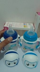 Popmax Botol Susu Bayi Karakter Robot Dengan Gagang Size 240ml untuk Bayi Usia 6 Bulan Keatas Baby Feeding Bottle with Handle Bahan PP Berkualitas Mudah Dicuci Dibersihkan dan Bisa Direbus Accessories Botol Minum Bayi